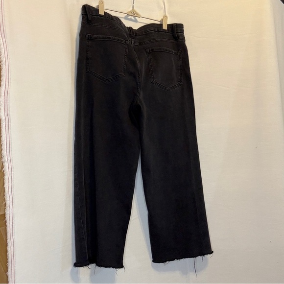 Time and True Black Denim Cropped Jeans - Picture 2 of 4